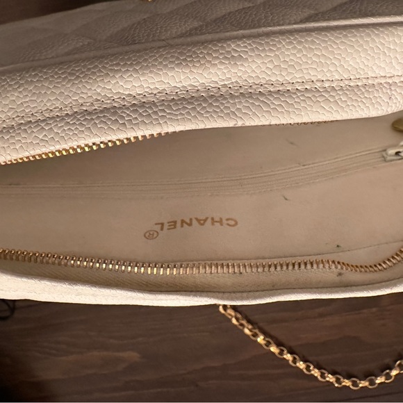 Vintage Chanel Medium Diana Flap
Bag White Caviar Gold Hardware - Picture 5 of 9